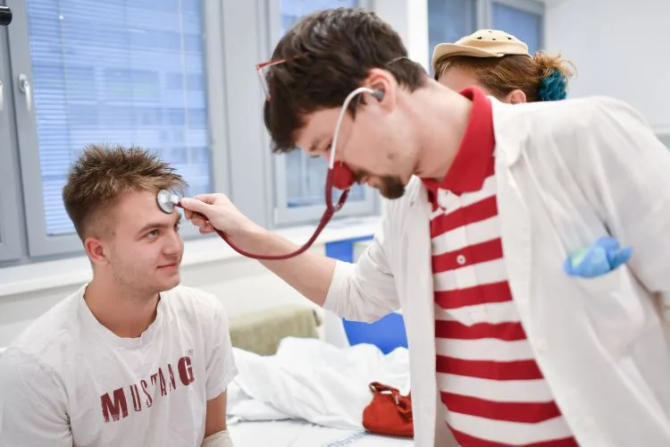 „Nikdy před tím jsem nedělal práci, u které bych byl tak silně vnitřně přesvědčený, že dává smysl,“ říká Zdravotní klaun Jakub Šafránek