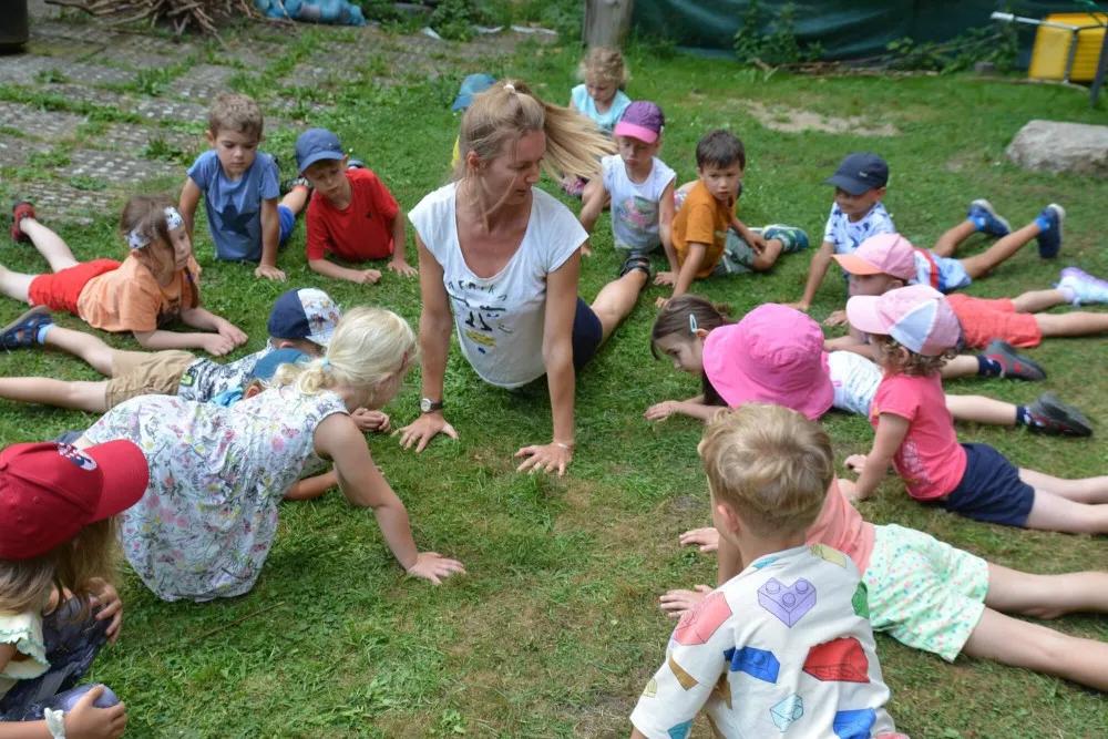 Kamila Nemeš Bobková při aktivitách s dětmi.