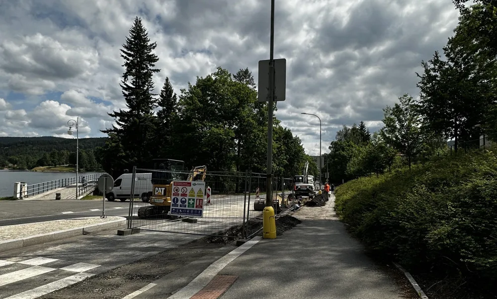 Havárie v ulici U Přehrady komplikuje dopravu v Jablonci.