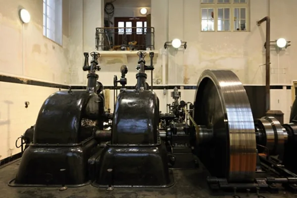 Interiér elektrárny v Rudolfově.