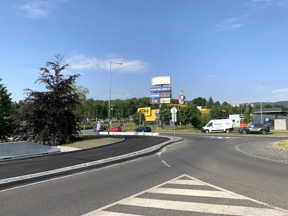 Dopravní napojení ke Globusu v Liberci by měl zlepšit nový jízdní pruh. Hotový má být ještě v červnu