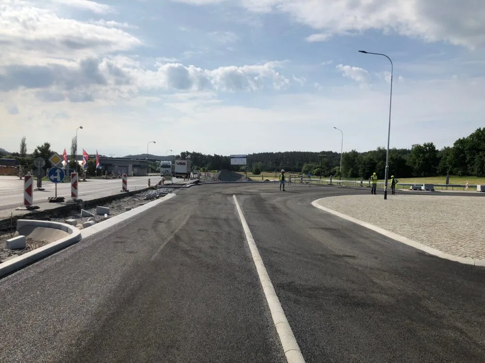 V Jestřebí dokončují stavbu kruhového objezdu. Vyjde na 44 milionů korun
