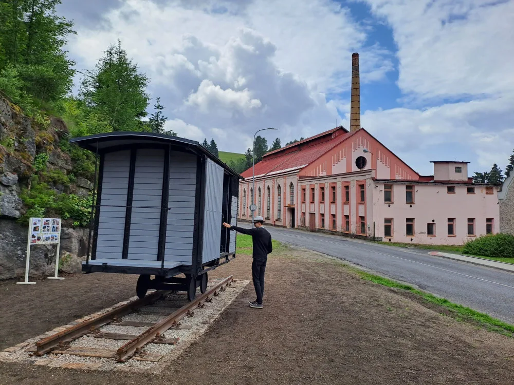 Nákladní vagónek u překladiště.