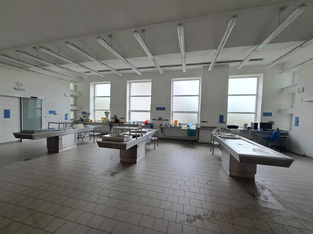 Zmodernizovaná pitevna patologie.