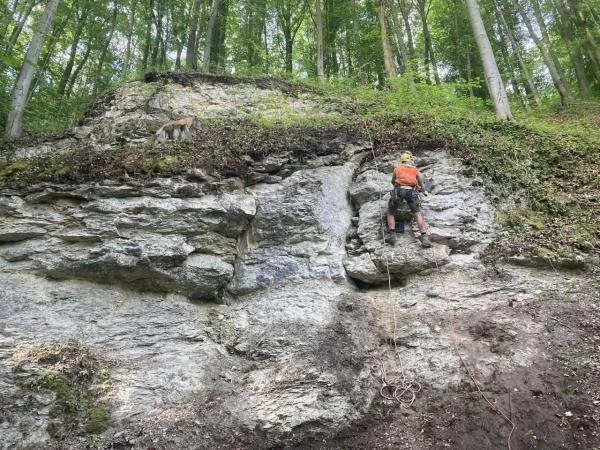 Sanační práce na skalním masivu v Dolánkách.