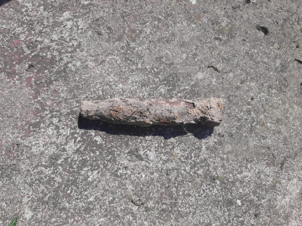 Při práci na zahradě vykopal leteckou pumu. Nakonec šlo o část hasicího přístroje