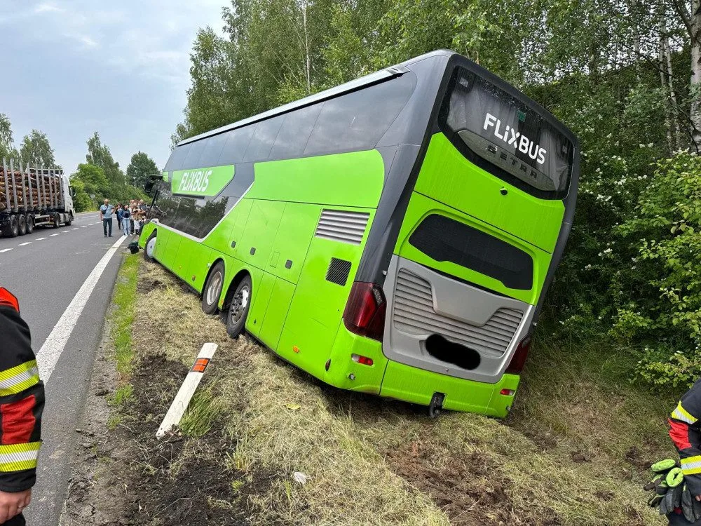 Autobus se dostal mimo silnici a hrozilo jeho převrácení.