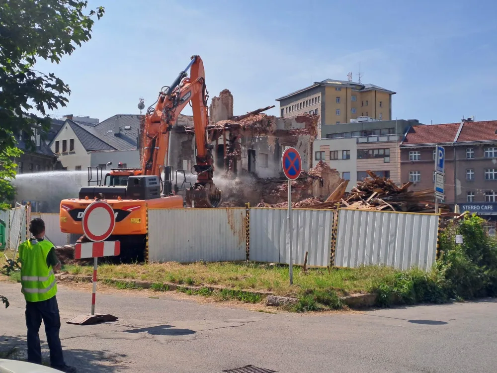 Budova na Papírovém náměstí mizí velmi rychle. 