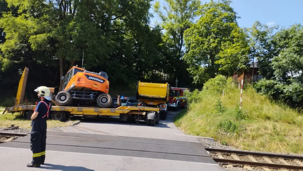 Na přejezdu ve Stráži se střetl vlak s nákladním autem, na místě jsou zranění