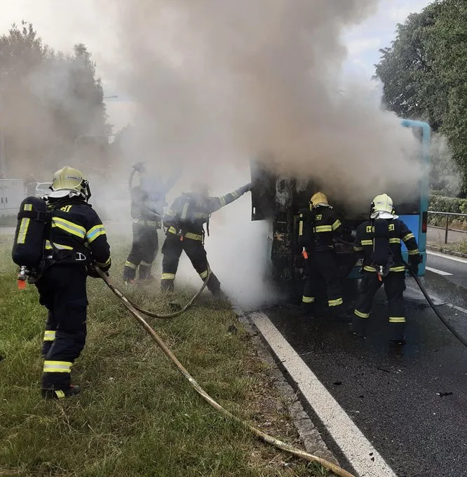 Hořící autobus zaměstnal večer liberecké hasiče.