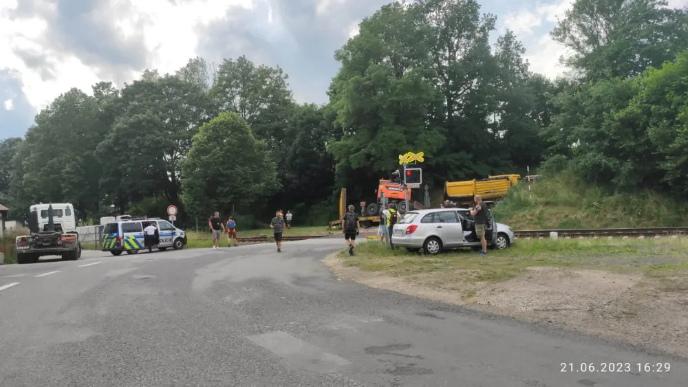 Video ze srážky vlaku s nákladním autem ve Stráži. Policie zjišťuje, zda fungovalo signalizační zařízení