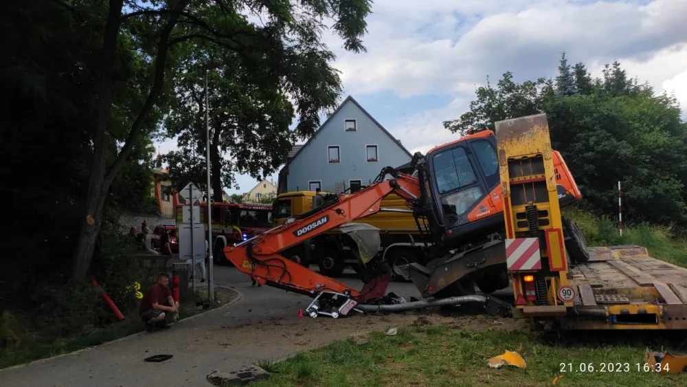 Video ze srážky vlaku s nákladním autem ve Stráži. Policie zjišťuje, zda fungovalo signalizační zařízení