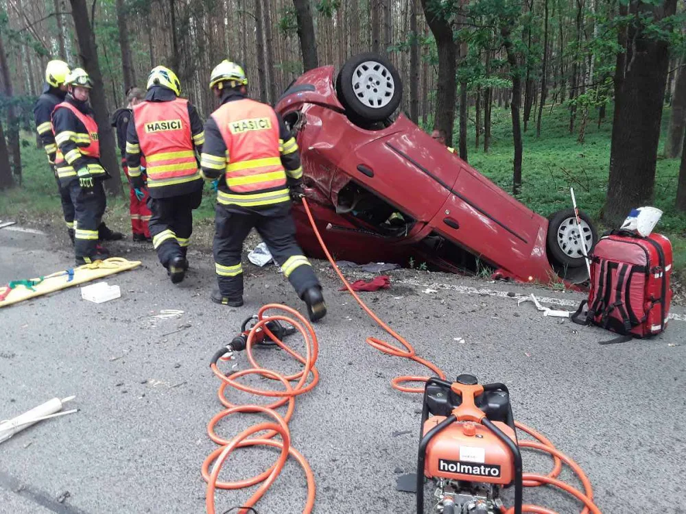 Mladý řidič otočil auto na střechu, do nemocnice ho transportoval vrtulník