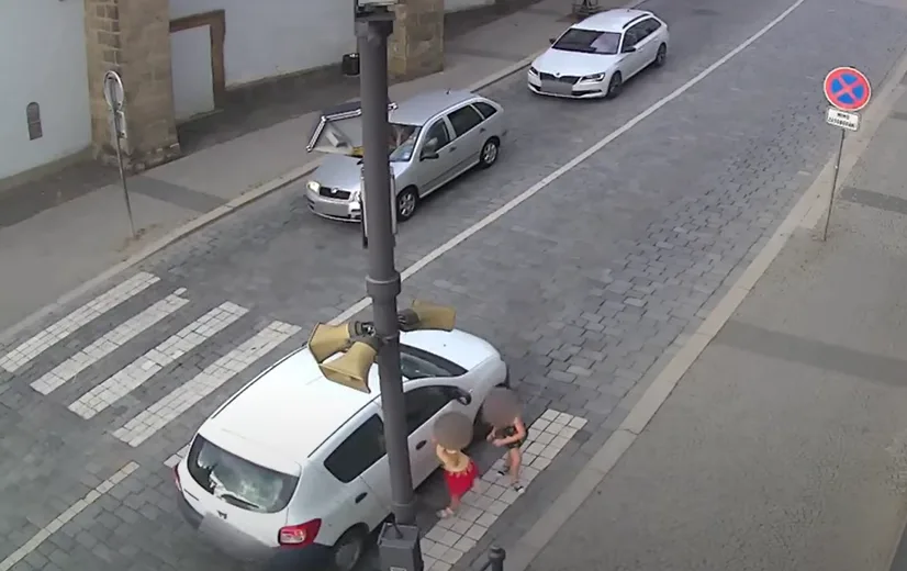 Porazil dvě dívky, následně ujel. K nehodě se ale přiznal