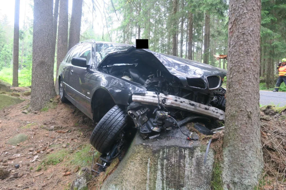 Řidiče přemohl mikrospánek a narazil s vozem do stromu a kamene