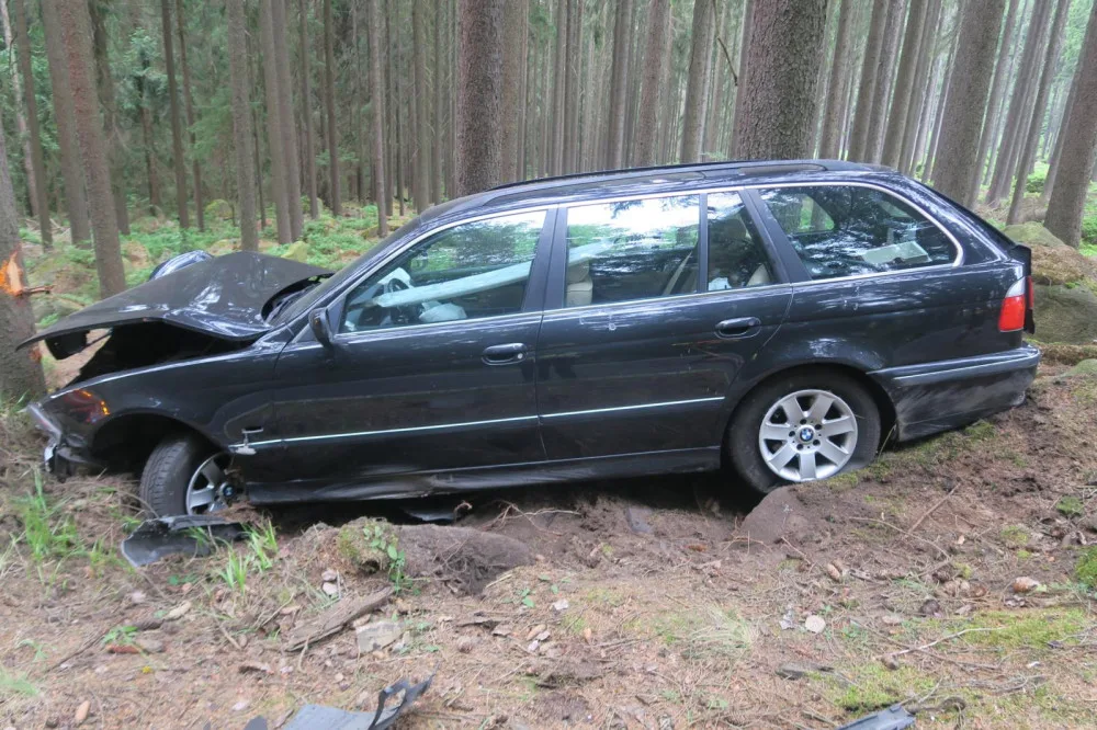 Řidiče přemohl mikrospánek a narazil s vozem do stromu a kamene