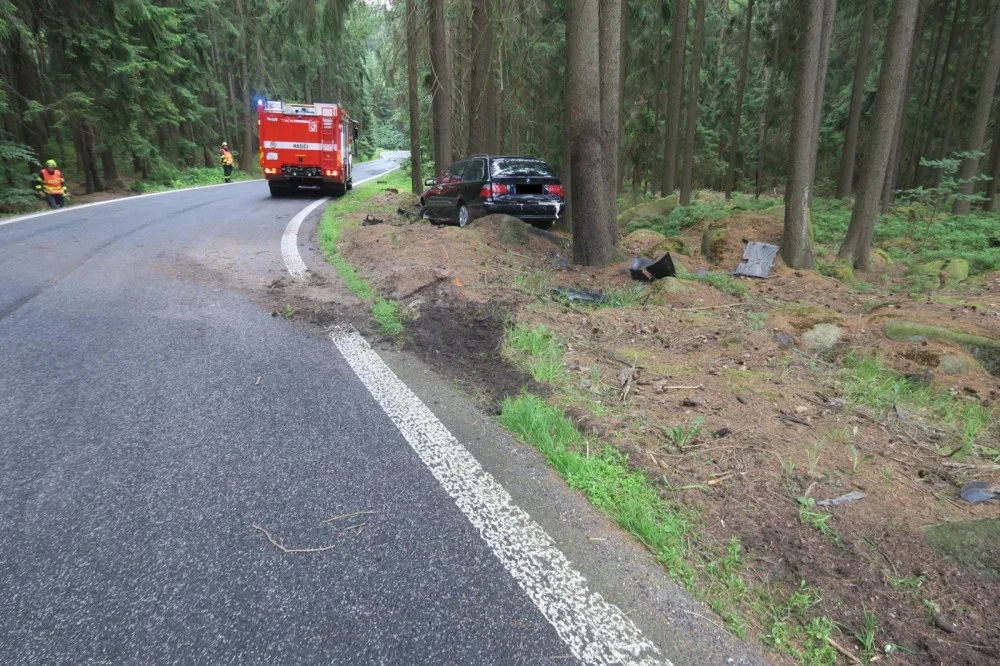 Řidiče přemohl mikrospánek a narazil s vozem do stromu a kamene