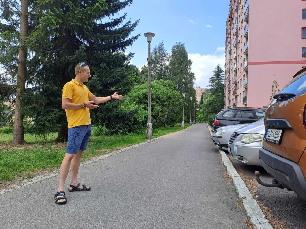 Lukáš Rabas ukazuje jednu z nedomyšlených úprav u paneláku.