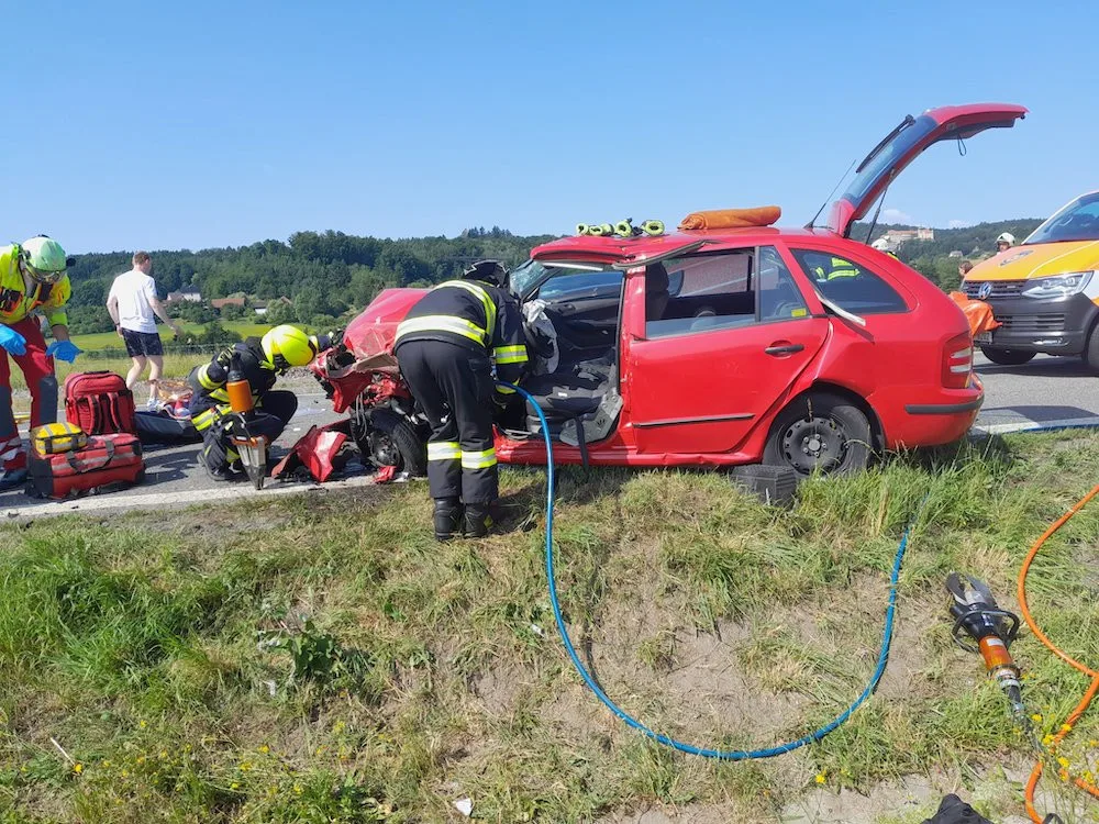 Čtyři zranění po srážce dodávky s přívěsem a auta. Jeho řidiče transportoval do nemocnice vrtulník