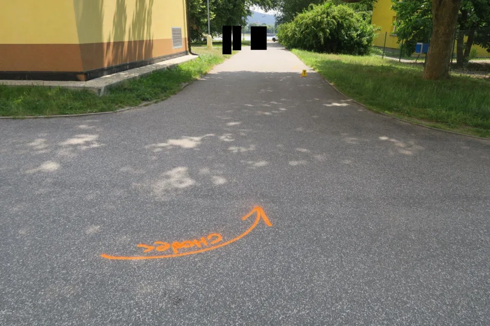 Místo srážky cyklisty s bruslařkou.