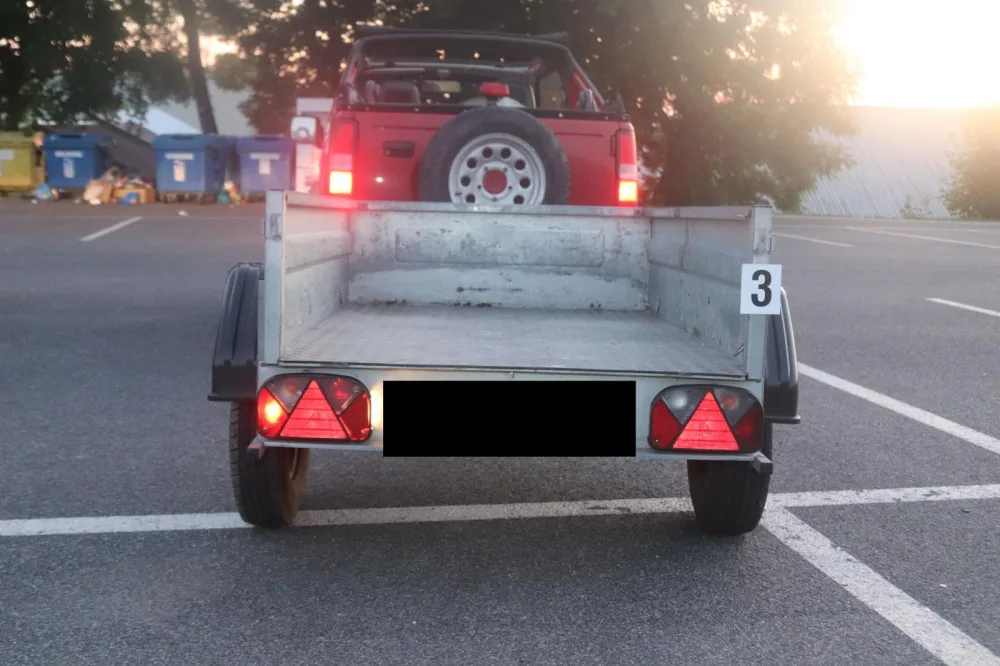 Auto, ze kterého sudy spadly.