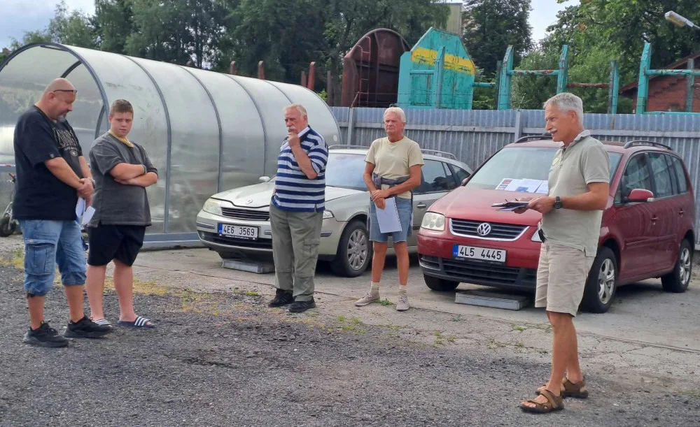 Dražba odtažených aut se odehrála na odstavném parkovišti.
