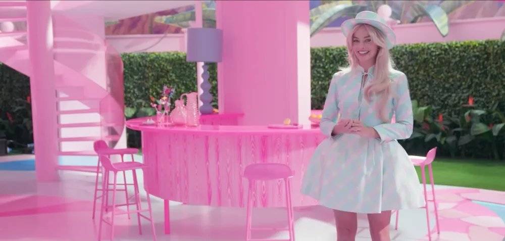 Vybavení domácnosti Barbie doplňují i skleněné džbány českých sklářů.