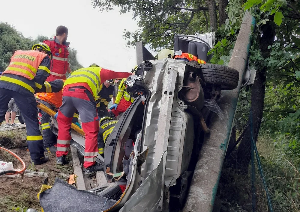 Dvě vážná zranění po nehodě na silnici 35 u Hodkovic. Ze sešrotovaného auta hasiči zraněného vyprošťovali