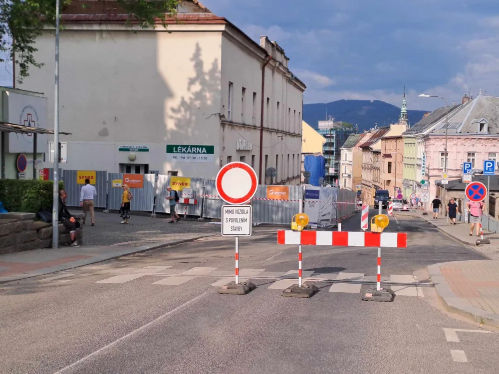 Uzavírka na Husově ulici.
