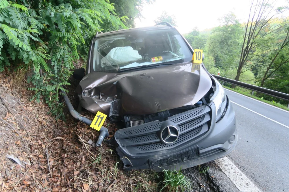 Zdemolované auto na Železnobrodsku.