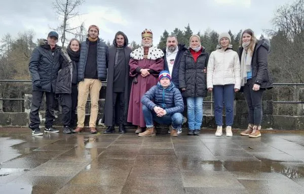 Studenti na Valdštejně při natáčení videa.