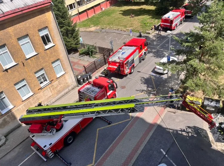 Požár panelového domu v centru Liberce. Způsobilo ho jídlo na plotně