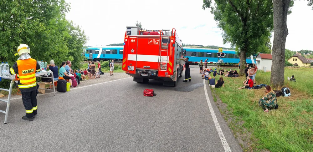 Vlak plný lidí na přejezdu v Libštátu narazil do auta. Z něj cestující stihli vystoupit