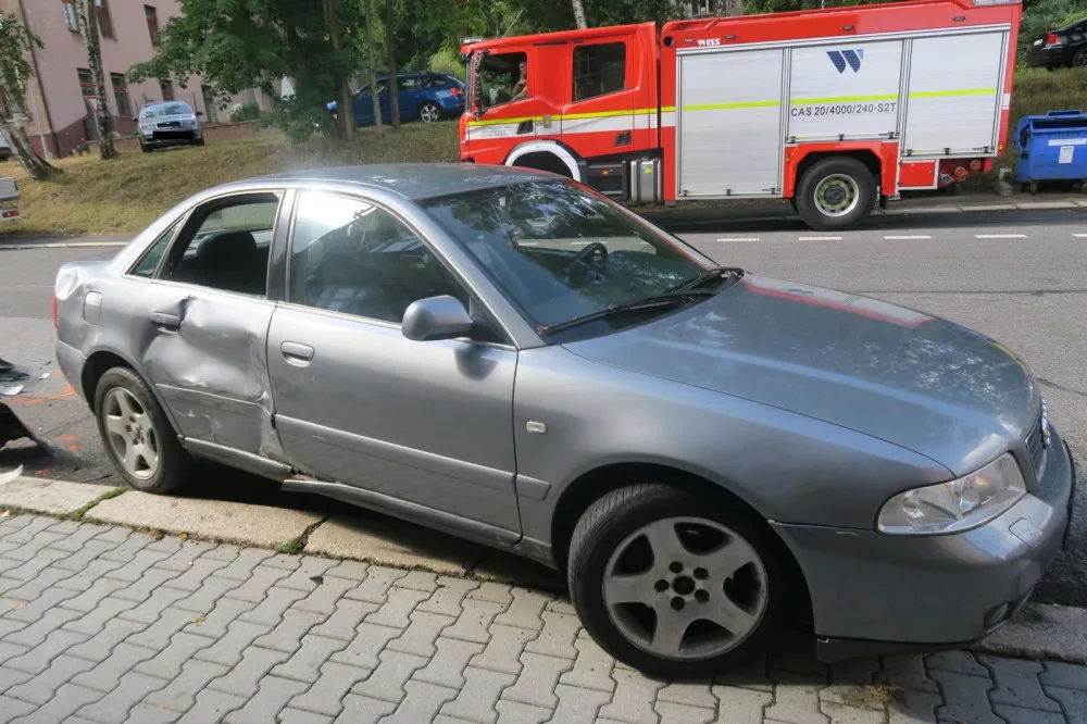 Řidička si nevšimla malého motorkáře a vjela mu rovnou do cesty