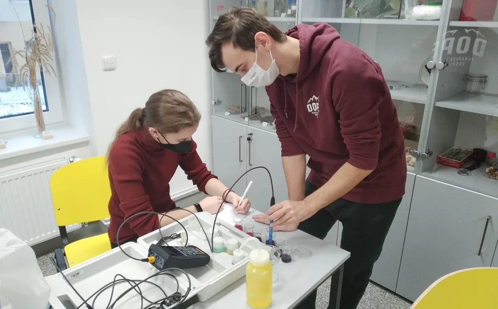 Studenti biologie při práci.