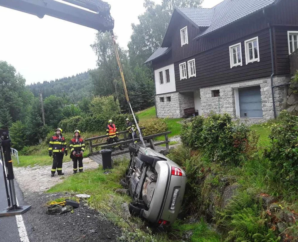 Vyprošťování automobilu z potoka.