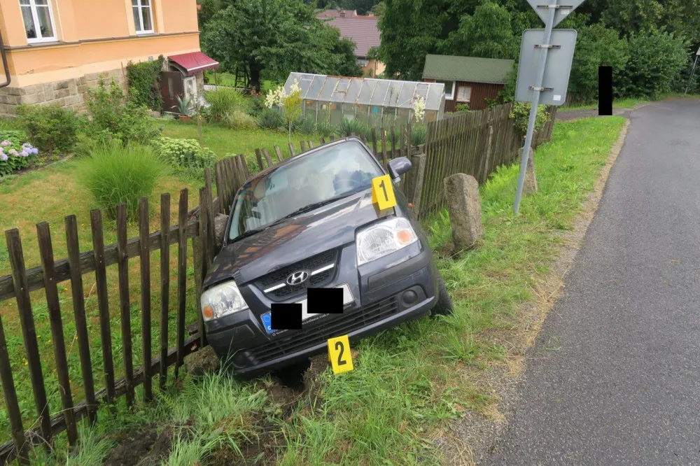 Senior nezvládl rozjíždění do kopce a naboural plot. Nadýchal přes 1,5 promile