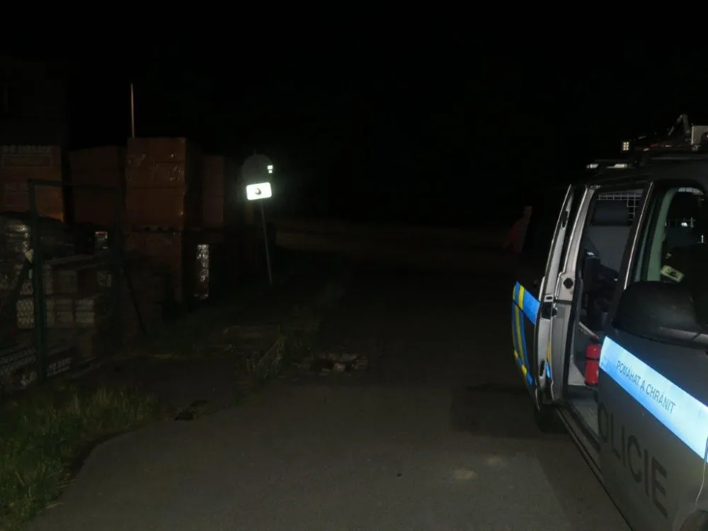 Opilý koloběžkář najel na kanál a havaroval. Se zraněním hlavy skončil v nemocnici