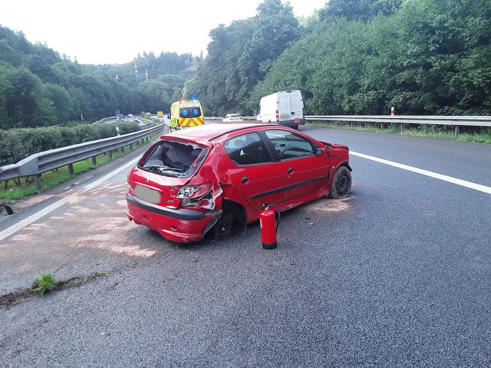 U Hodkovic na silnici 35 havarovalo auto. Jeden člověk se zranil