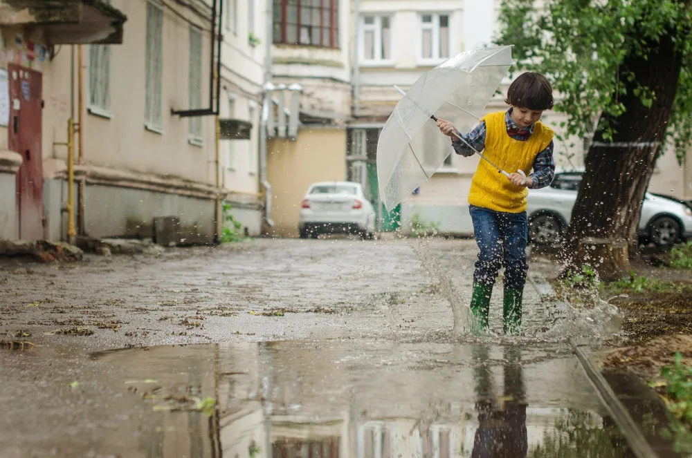 O víkendu klesnou teploty k 16 stupňům. Hodit se budou i deštníky