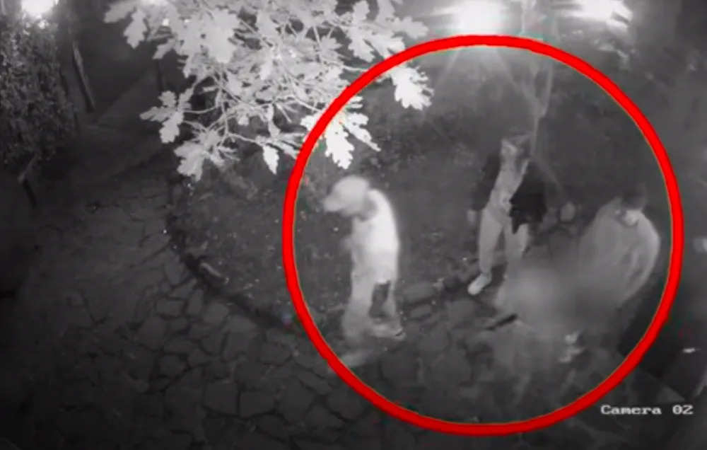 Napadení v Jablonci, mladík skončil v nemocnici. Policie hledá svědky z kamerového záznamu
