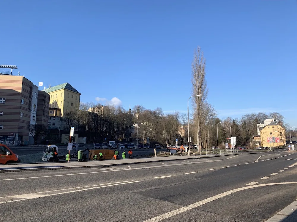 Přípravy na rekonstrukci začaly už na jaře, kdy se kácely stromy.