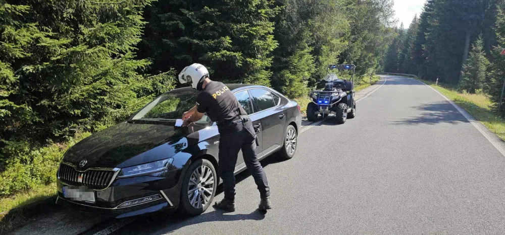 Motoristé parkují u vodní nádrže Souš mimo vyhrazená místa. Nebudeme to tolerovat, vzkazují policisté
