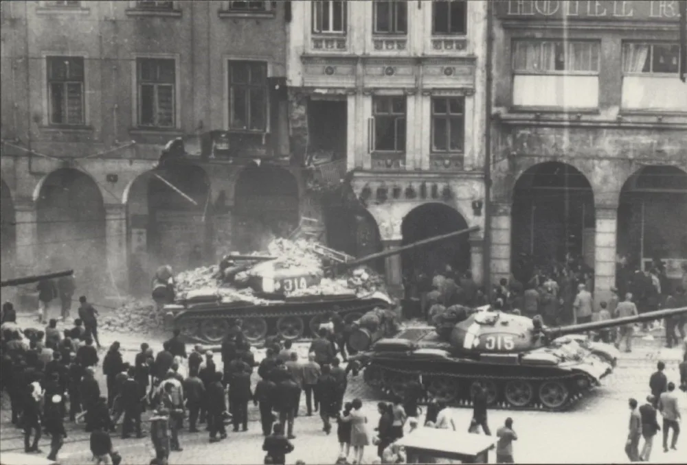 Tank, který zboural část podloubí 21. srpna 1968.