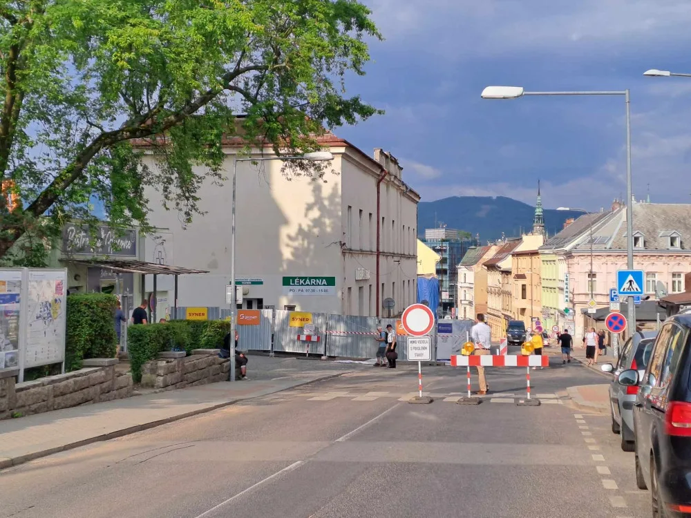 Uzavírka Husovy ulice se protáhne.