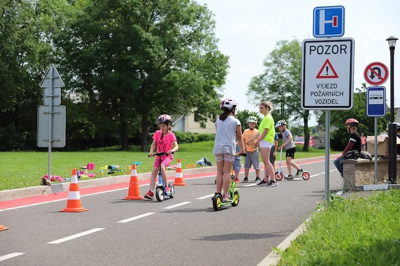 Děti se po prázdninách vracejí do škol. Rodiče by měli školáka na cestu připravit, motoristé zvýšit pozornost