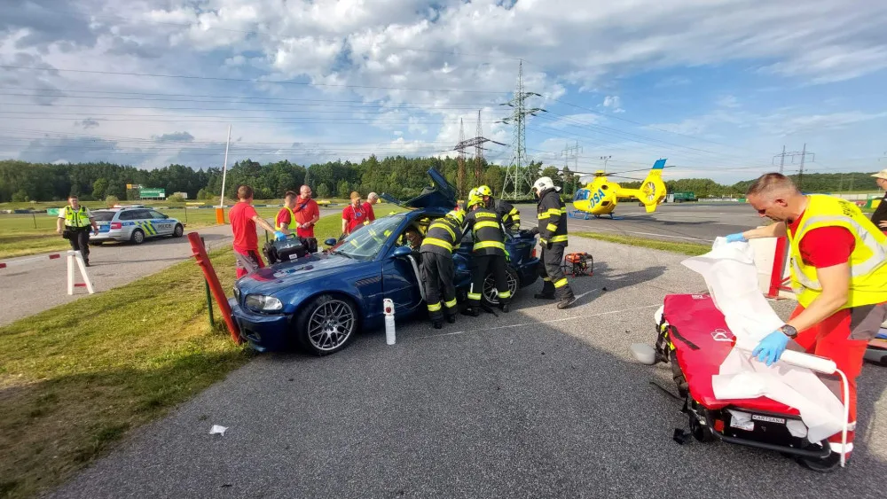 Na autodromu v Sosnové havarovalo auto, zraněného transportoval vrtulník