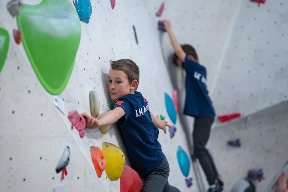 Lezení je přirozený pohyb. Klub LK Boulder láká děti na moderní sport