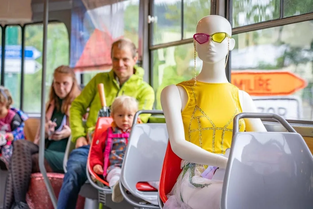 Sklo na náměstí, v tramvaji i botanické zahradě. V Liberci probíhá sklářský festival