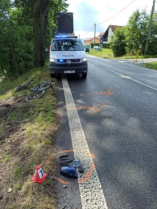 Řidič ve Studánce srazil cyklistu, který skončil v nemocnici. Policie hledá auto bez zrcátka